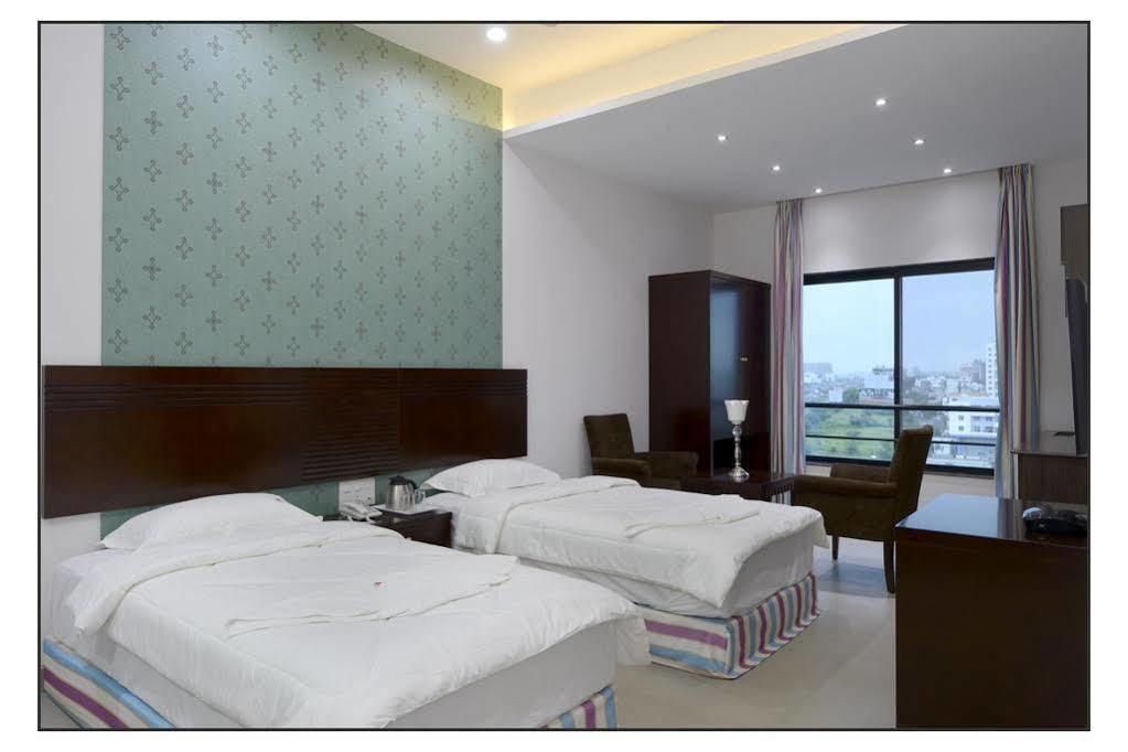 Oyo 710 Hotel Kshitij Пюн Екстериор снимка