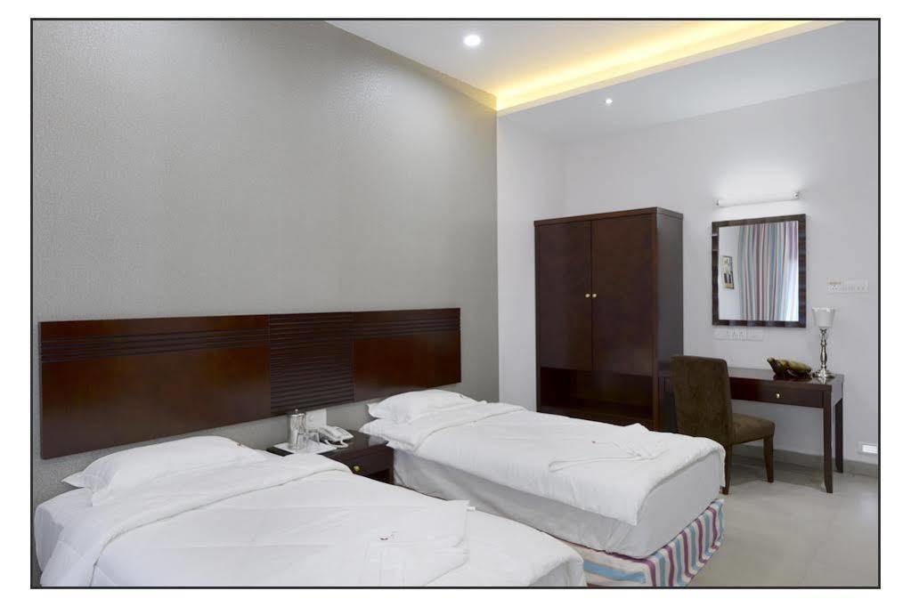 Oyo 710 Hotel Kshitij Пюн Екстериор снимка
